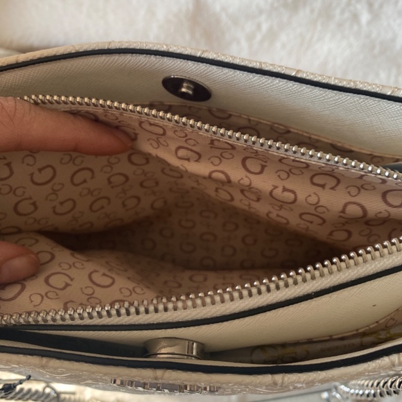 Guess Los Ángeles Shoulder Purse - Picture 8 of 14